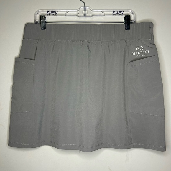 Realtree Dresses & Skirts - Ladies gray Realtree fishing skort with pockets XXL. SKU A39